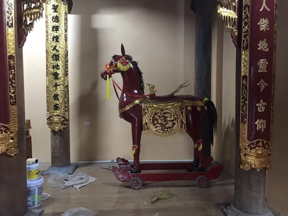 Ngựa Thờ Đình, Đền